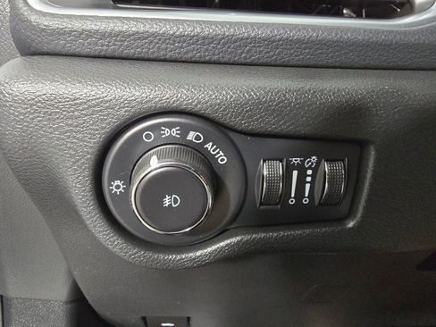 Used 2023 Chrysler Pacifica Limited w/ Uconnect Theater Family Group FWD image 27