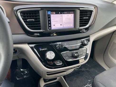 Used 2024 Chrysler Voyager LX image 11