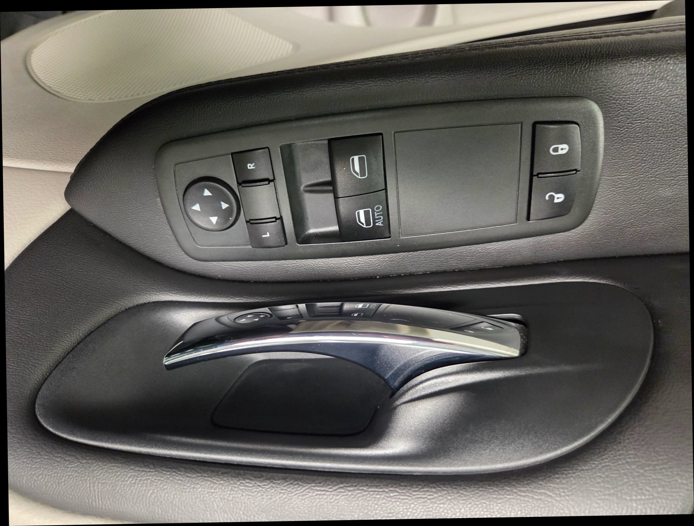 Used 2013 Dodge Grand Caravan SE FWD image 15
