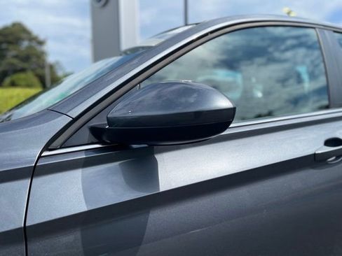 Used 2024 Volkswagen Jetta SE w/ Panoramic Sunroof Package FWD image 2