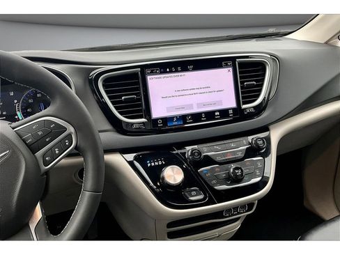 Certified 2024 Chrysler Pacifica Touring-L FWD image 8