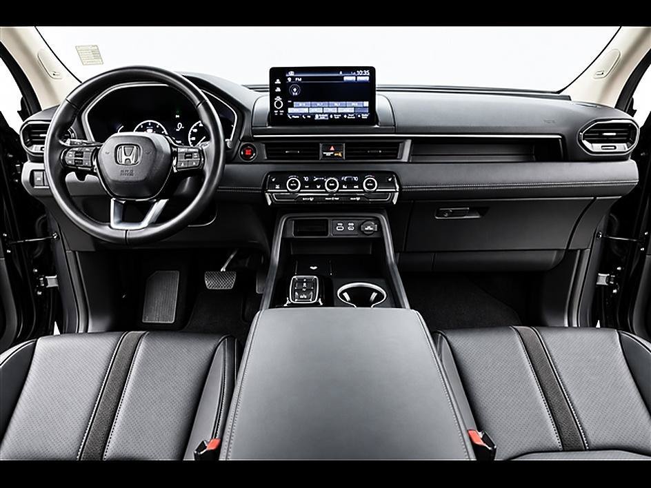 Used 2023 Honda Pilot Touring image 2