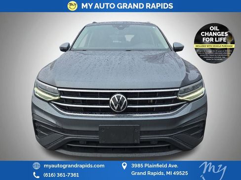 Used 2023 Volkswagen Tiguan SE image 2