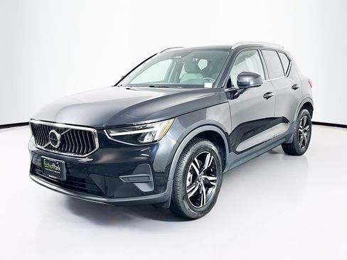 Used 2024 Volvo XC40 B5 Core image 3