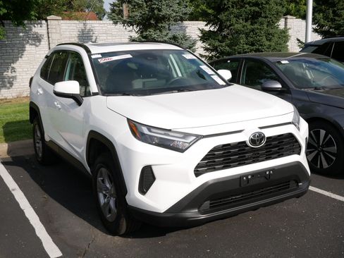 Used 2022 Toyota RAV4 XLE w/ Convenience Package AWD/4WD image 2