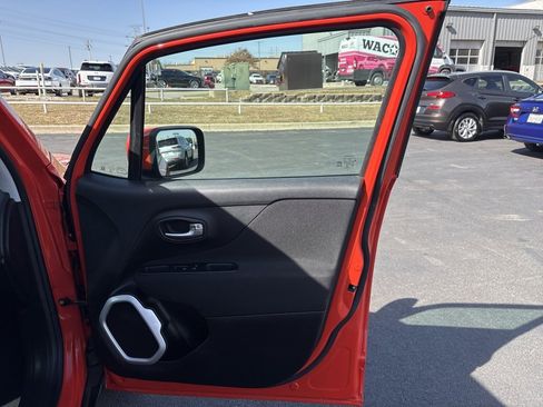 Used 2020 Jeep Renegade Latitude w/ Cold Weather Group image 29