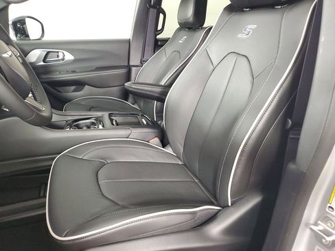 New 2026 Chrysler Pacifica Limited image 12