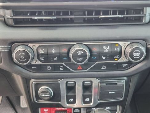 Used 2024 Jeep Wrangler Rubicon w/ Technology Group AWD/4WD image 21