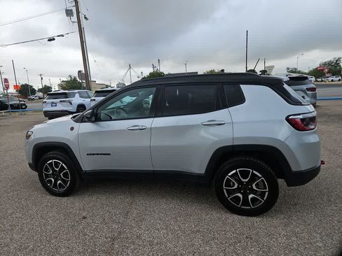 Used 2025 Jeep Compass Trailhawk AWD/4WD image 5