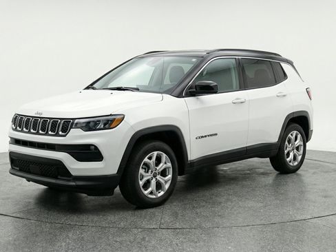 Used 2025 Jeep Compass Latitude AWD/4WD image 3