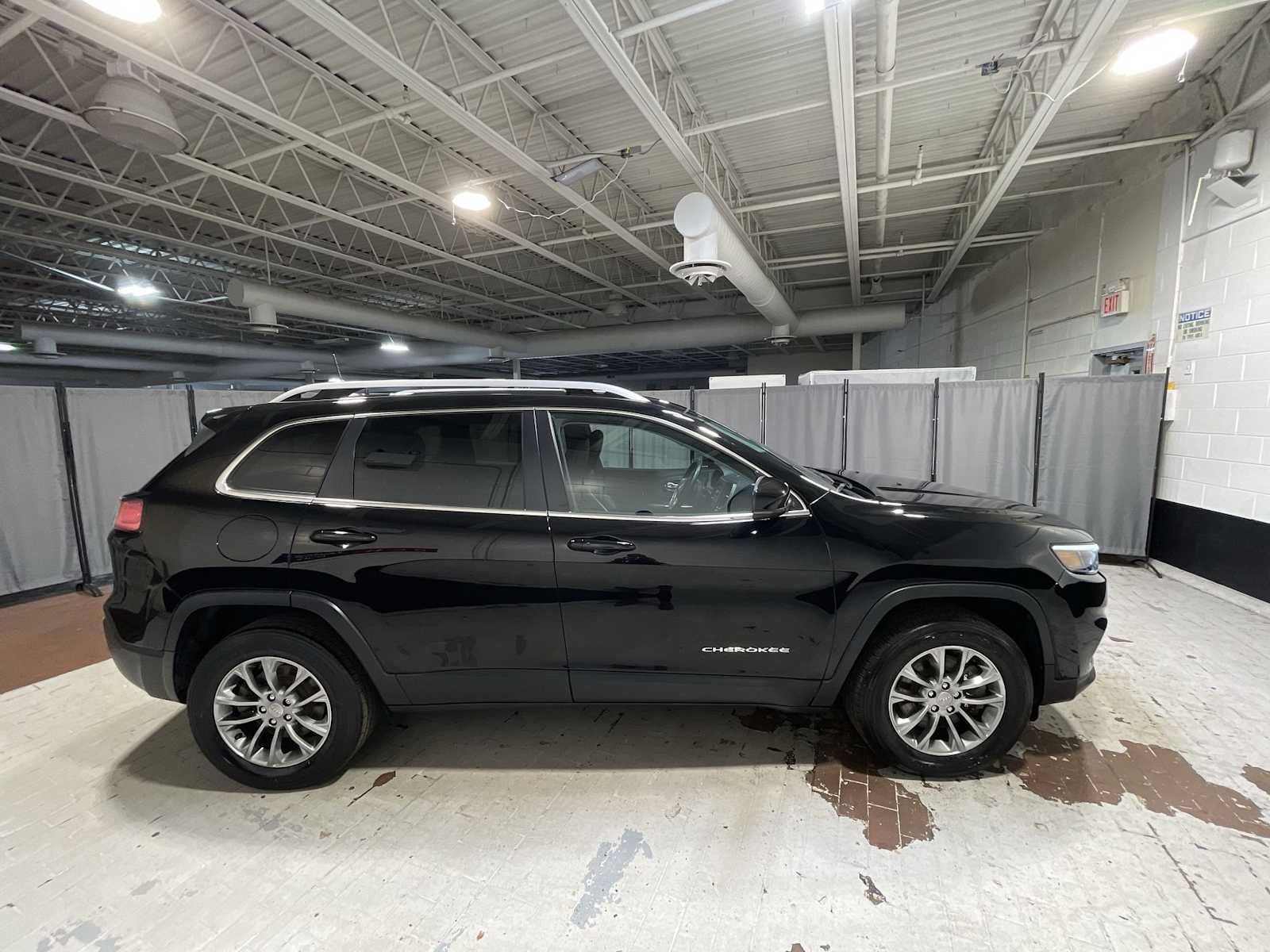 Used 2019 Jeep Cherokee Latitude Plus w/ Cold Weather Group AWD/4WD image 27