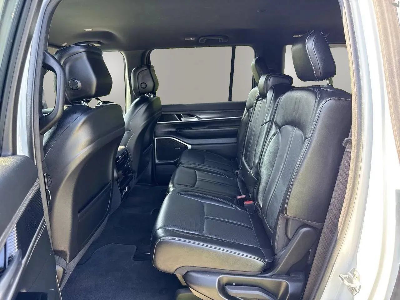 Used 2024 Jeep Wagoneer L Series III w/ Flexible Seating Group AWD/4WD image 22