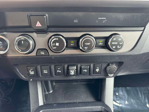 Used 2020 Toyota Tacoma TRD Sport w/ Technology Package AWD/4WD image 34