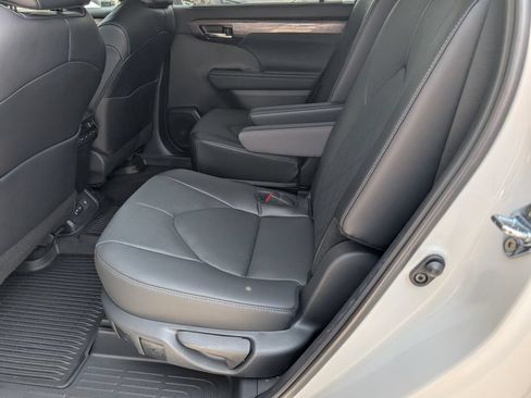 Used 2024 Toyota Highlander Platinum FWD image 13