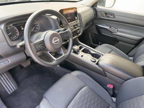 Used 2024 Nissan Pathfinder S AWD/4WD image 4