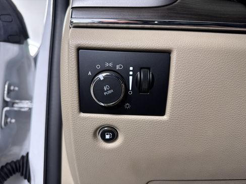 Used 2018 Jeep Grand Cherokee Overland AWD/4WD image 30