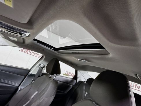 Used 2025 Hyundai Elantra SEL image 12