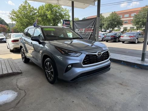 Used 2021 Toyota Highlander XLE FWD image 3