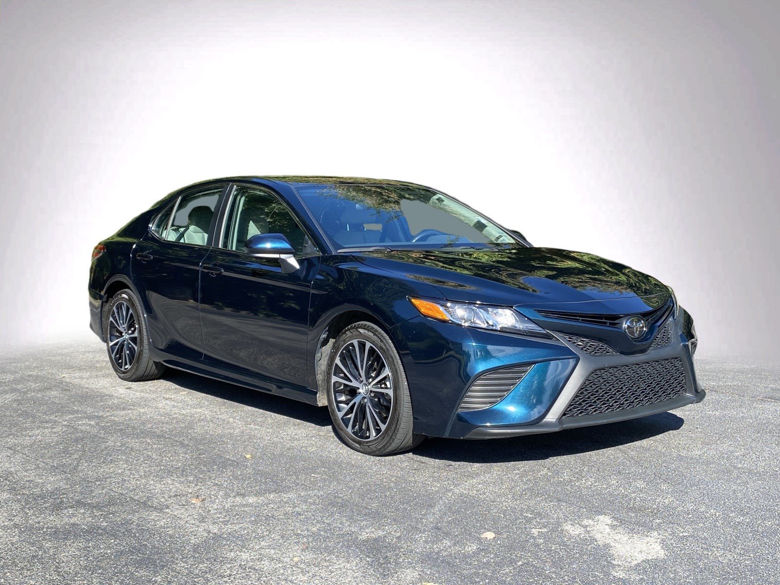 Used 2020 Toyota Camry SE FWD image 2
