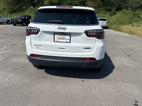 Used 2024 Jeep Compass Latitude image 4