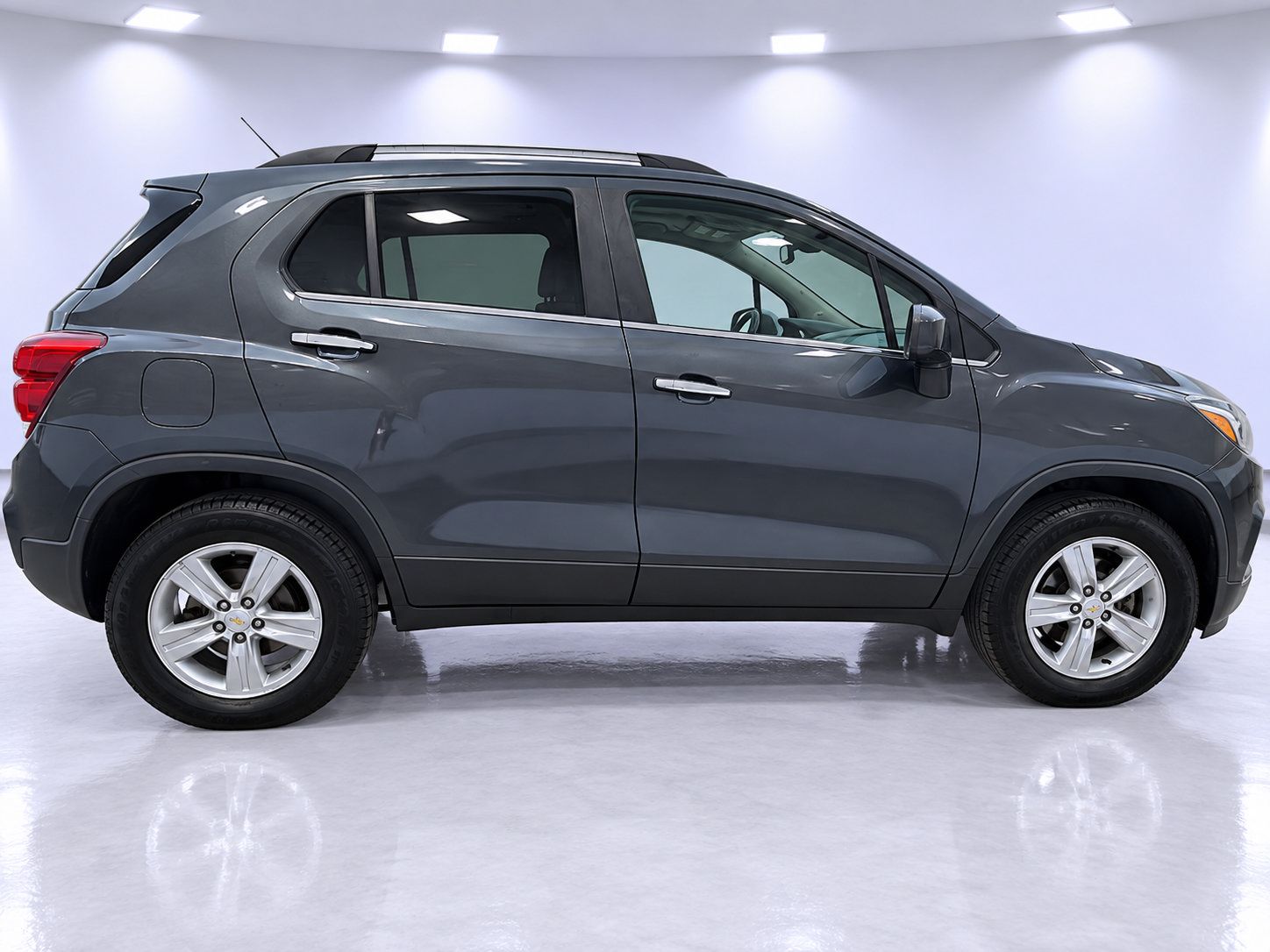 Used 2017 Chevrolet Trax LT w/ LT Convenience Package FWD image 4