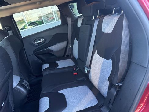 Used 2014 Jeep Cherokee Latitude w/ Comfort/Convenience Group image 16