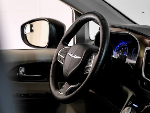 Used 2020 Chrysler Voyager Lxi image 11