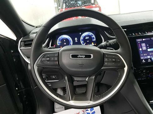 Used 2024 Jeep Grand Cherokee Altitude AWD/4WD image 8