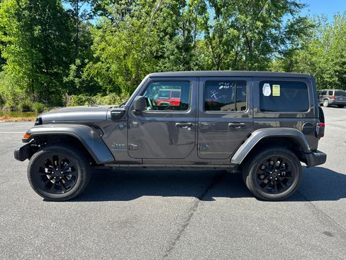 Used 2025 Jeep Wrangler Unlimited Sahara w/ Safety Group AWD/4WD image 9