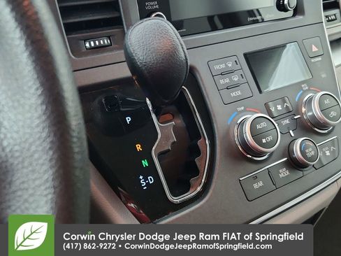 Used 2019 Toyota Sienna LE image 28