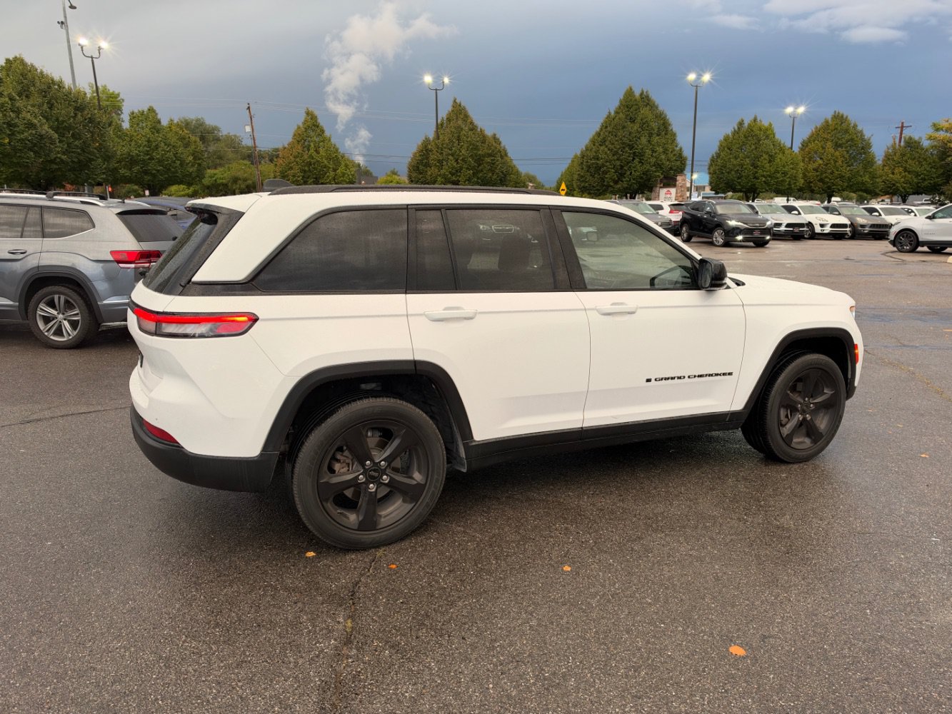 Used 2023 Jeep Grand Cherokee Altitude AWD/4WD image 5