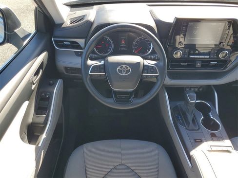 Used 2021 Toyota Highlander LE image 26