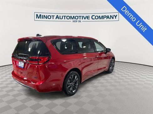 New 2026 Chrysler Pacifica Select image 8