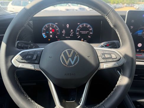 New 2026 Volkswagen Tiguan SE FWD image 18