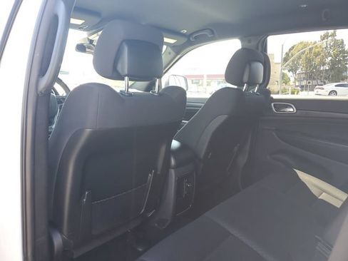 Used 2019 Jeep Grand Cherokee Laredo RWD image 12