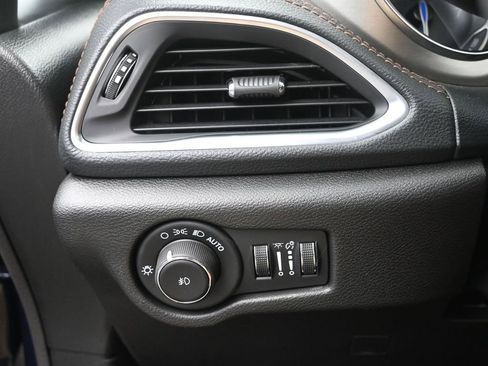 Used 2025 Chrysler Pacifica Pinnacle w/ Trailer Tow Group image 33