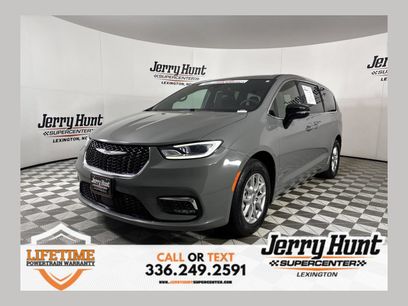 Used 2025 Chrysler Pacifica Select