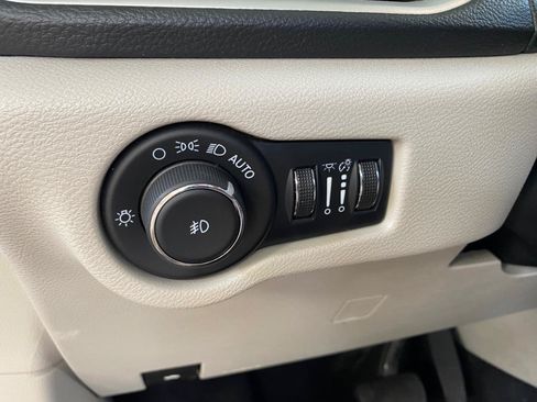 Used 2024 Chrysler Pacifica Limited FWD image 59