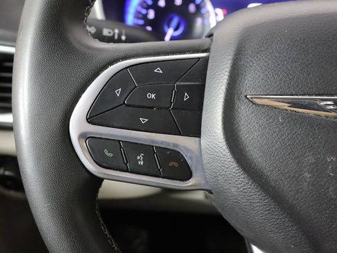 Used 2023 Chrysler Pacifica Touring-L FWD image 8