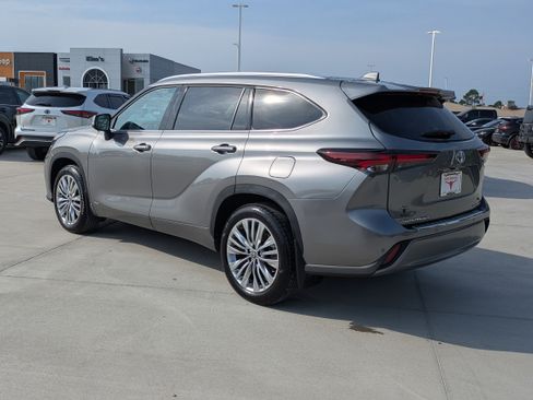 Certified 2026 Toyota Highlander Platinum AWD/4WD image 3