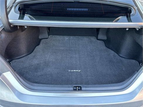 Used 2018 Toyota Camry SE image 15