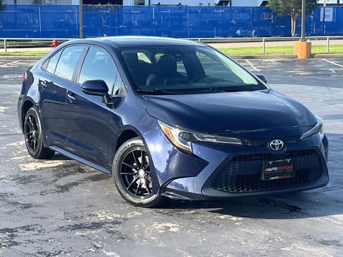 Used 2022 Toyota Corolla LE FWD image 3