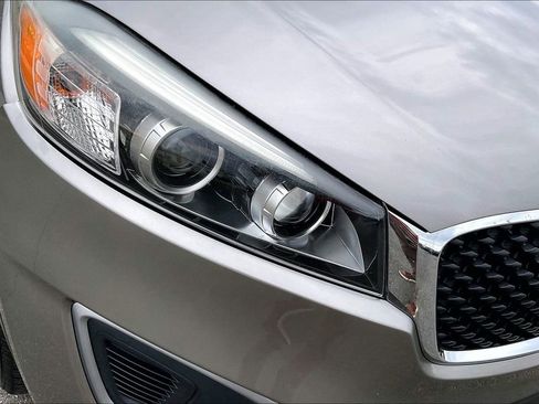 Used 2017 Kia Sorento LX w/ LX Convenience Package image 29