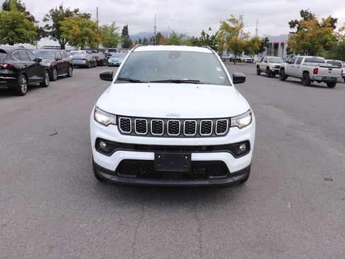 Used 2024 Jeep Compass Latitude AWD/4WD image 2