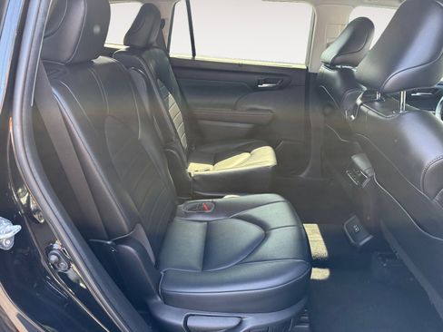 Used 2022 Toyota Highlander XLE AWD/4WD image 18