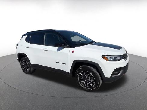 Used 2025 Jeep Compass Trailhawk AWD/4WD image 2