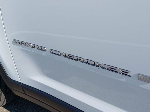 Used 2023 Jeep Grand Cherokee L Limited AWD/4WD image 33