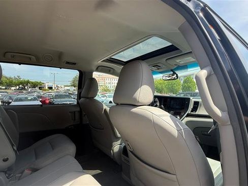 Used 2017 Toyota Sienna XLE image 16
