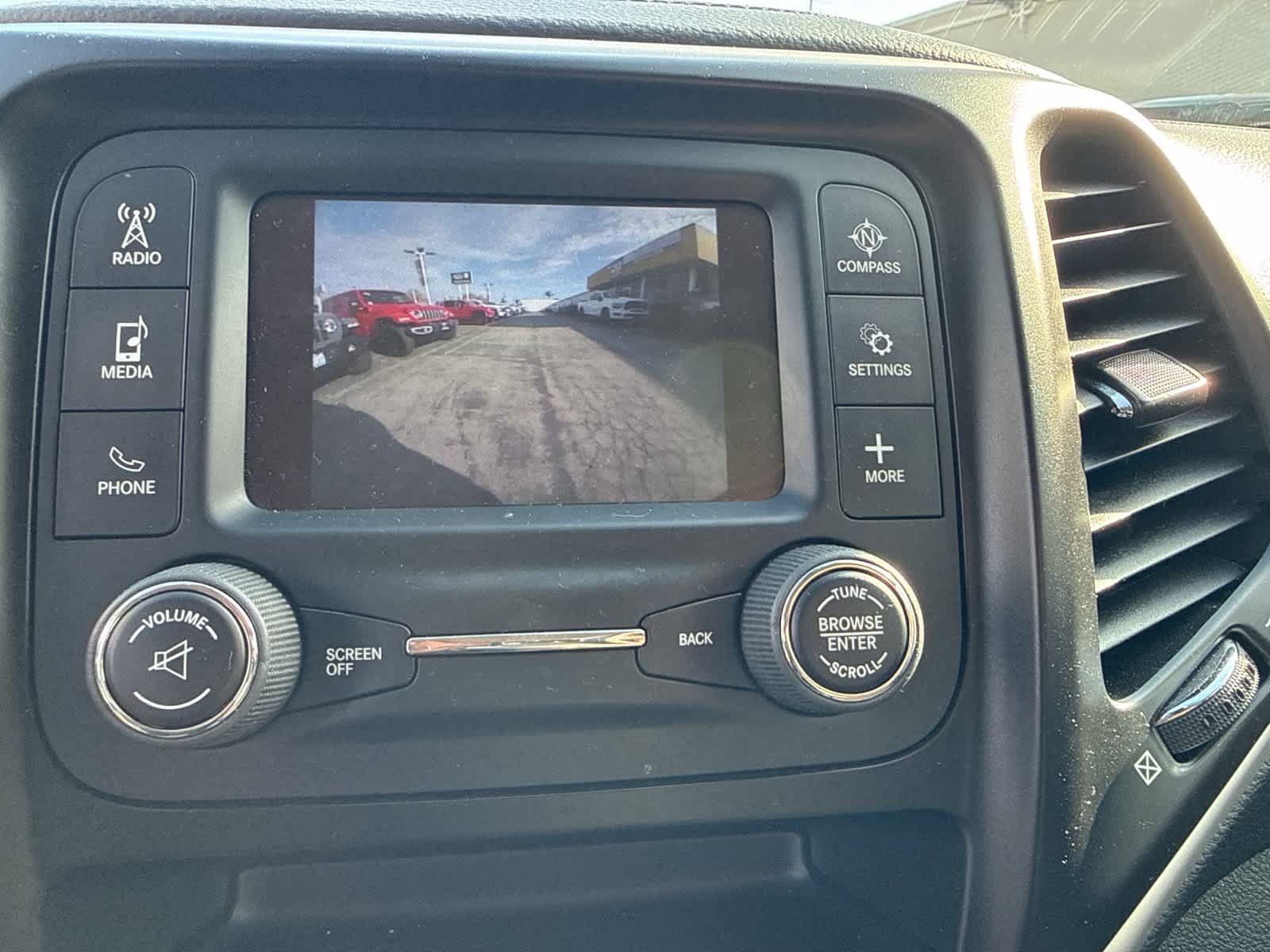 Used 2018 Jeep Cherokee Latitude FWD image 25