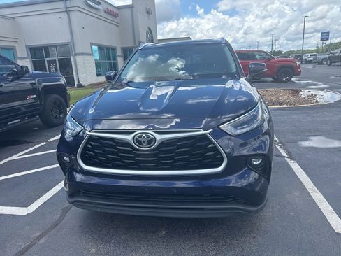 Used 2021 Toyota Highlander XLE FWD image 2